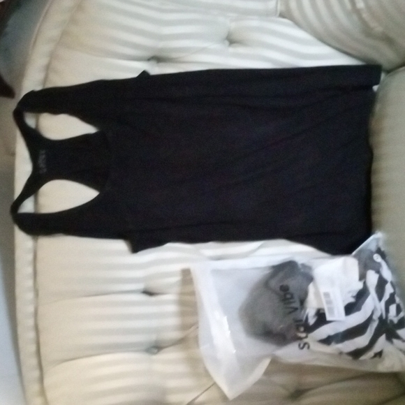 Tank tops - Picture 1 of 2